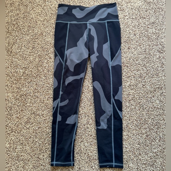 Under Armour Pants - Under Armour women’s heat gear, midrise/fitted black/gray camo leggings